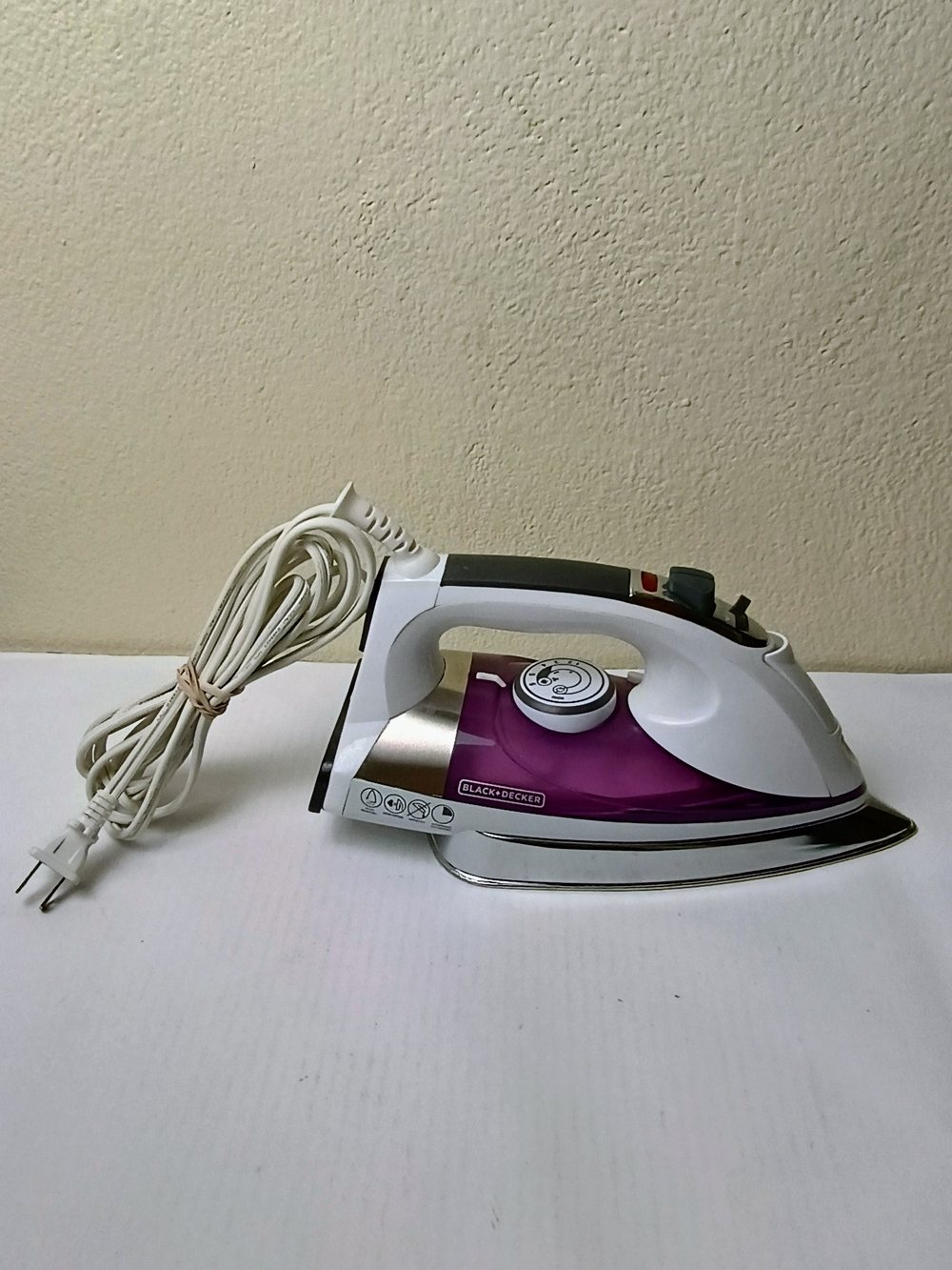Black & Decker Purple & White Steam Iron